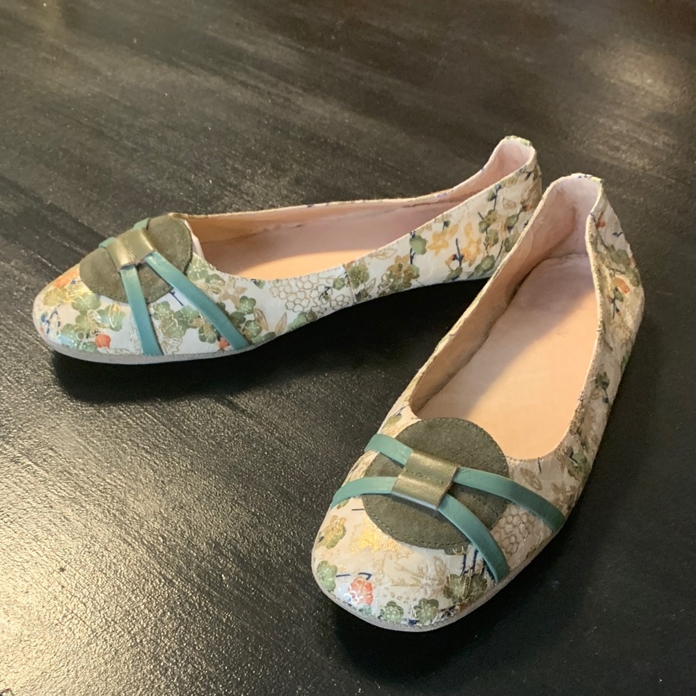 Bernie Mev- Floral Ballet Flats with Green Accents - Picture 6 of 8